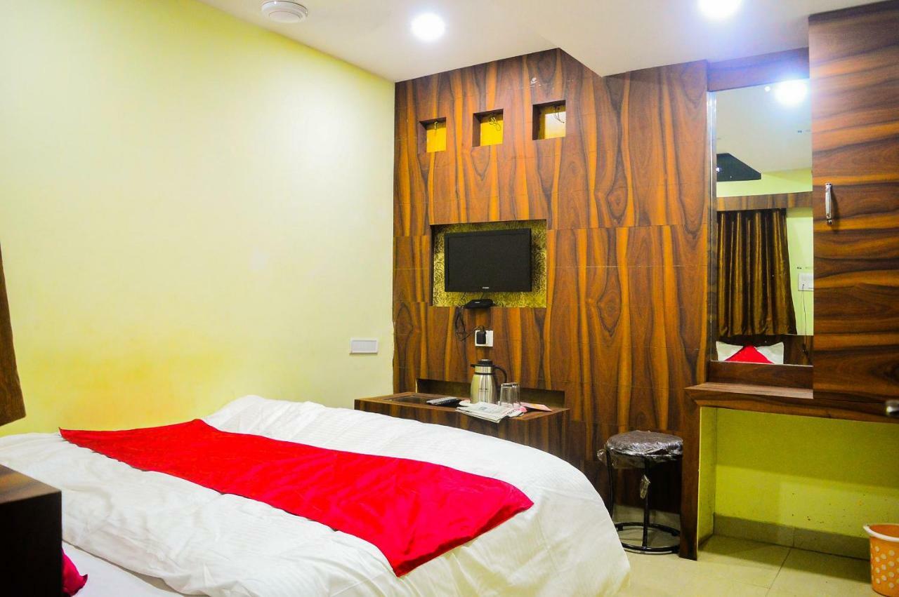 Hotel Kalash Ujjain Buitenkant foto
